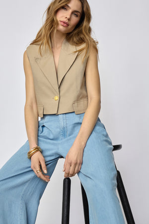 Leilacc Linen Crop Vest | Bisquit | Vest fra Co'Couture