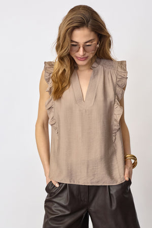 Heracc Frill Ss V-Top | Walnut | Skjorte fra Co'Couture