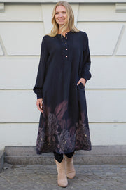 Caroline Dress 2803 | Black Blue | Kjole fra Prepair