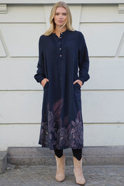 Caroline Dress 2803 | Black Blue | Kjole fra Prepair