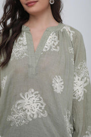 Bluse mit hoher Stickerei | Bluse von Atelier C