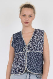 Karine Quilt Combination Vest | Blue | Vest fra Neo Noir