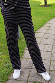 Natalia Straight Pants | Black Dark Grey Stripe | Bukser fra Liberté