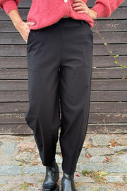 Beverly Barrel Pant | Black | Bukser fra Black Colour