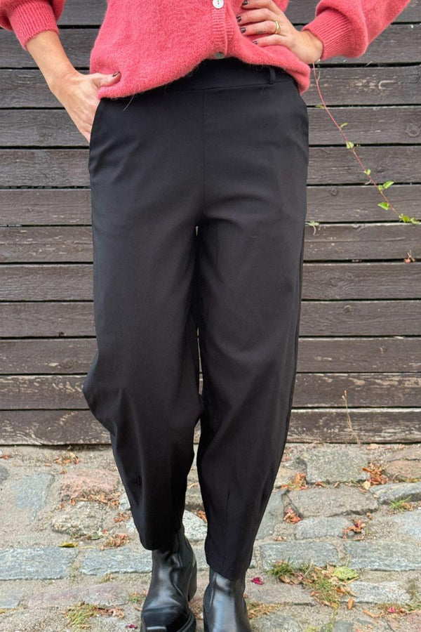 Beverly Barrel Pant | Black | Bukser fra Black Colour – model