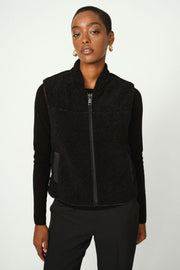 Rowe Teddy Waistcoat  | Black | Vest fra Mos Mosh