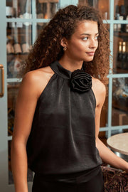 Rosette Crinkle Sateen Top | Black | Top fra Neo Noir