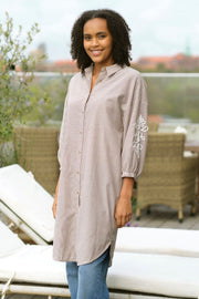 Celia Dress 2787 | Latte | Kjole fra Prepair