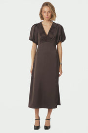 Illana Heavy Sateen Dress | Dark Brown | Kjole fra Neo Noir