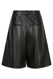 Nika Bermuda PU Shorts | Black | Shorts fra Neo Noir