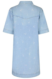 Saras Denim Emb Dress | Light Blue | Kjole fra Neo Noir