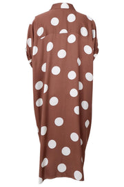 Mabel Satin Dress | Mocca Dot | Kjoler fra Black Colour