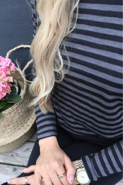 Ulla LS Stripe T-Shirt | Dark Grey Black Stripe | Bluse fra Liberté