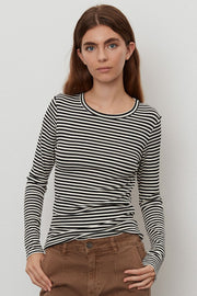 SNOS433 | Navy Striped | T-Shirt fra Sofie Schnoor