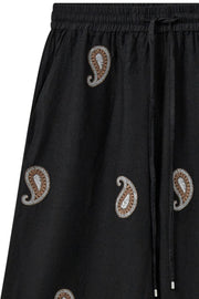 Lari Embroidery Pant | Black | Bukser fra Mos mosh
