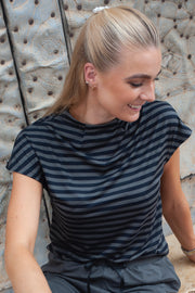 Alma Top | Dark Grey Black Stripe | Bluse fra Liberté