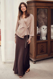 Caprina Heavy Sateen Blouse | Dark Taupe | Bluse fra Neo Noir