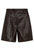 Phoebecc Leather Pleat Shorts | Dark Brown | Shorts fra Co'couture