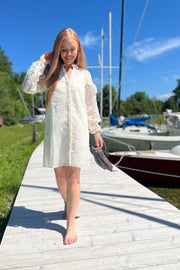 Abby Embroidery Dress | Ivory | Kjole fra Neo Noir