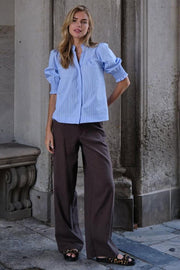 Diana Stripy Stone Blouse | Light Blue | Bluse fra Neo Noir