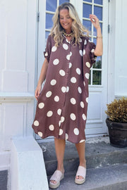Mabel Satin Dress | Mocca Dot | Kjoler fra Black Colour