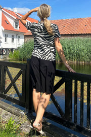 Zelda S/S T-Shirt | Zebra | T-shirt fra Black Colour