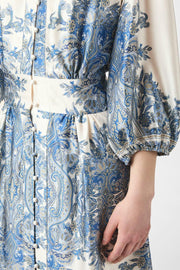 Stellar Paisley Border Dress | Ash Blue | Kjole fra Neo Noir