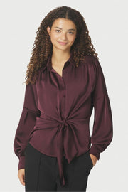 Naja Satin Shirt | Burgundy | Bluse fra Neo Noir