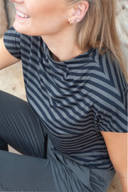 Alma Top | Dark Grey Black Stripe | Bluse fra Liberté