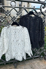 Adela Embroidery Blouse | Black | Bluse fra Neo Noir