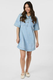 Saras Denim Emb Dress | Light Blue | Kjole fra Neo Noir