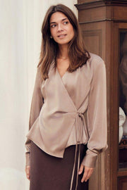 Caprina Heavy Sateen Blouse | Dark Taupe | Bluse fra Neo Noir