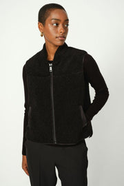 Rowe Teddy Waistcoat  | Black | Vest fra Mos Mosh