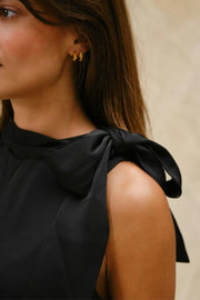 Veda Drapy Satin Top | Black | Bluse fra Neo Noir