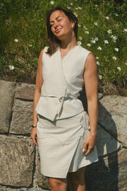Filora Ramie Wrap Waistcoat | Natural | Vest fra Neo Noir
