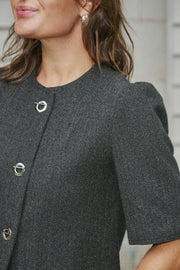 Xanthe Herringbone Blazer | Dark Grey | Blazers fra Neo Noir