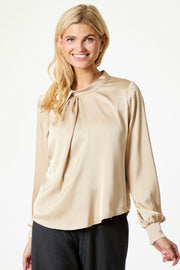 Fairy Drapy Satin Blouse | Champagne | Bluse fra Neo Noir