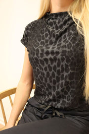 Alma Top | Deep Dark Grey Leo | Bluse fra Liberté