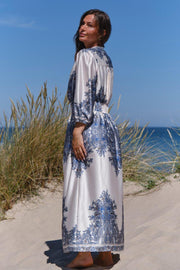 Stellar Paisley Border Dress | Ash Blue | Kjole fra Neo Noir
