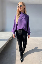 Highland Falls Blouse | Dark Grape | Bluse fra French Laundry