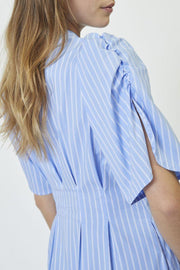 Mica Stripe Pleat Dress 36536 | Pale Blue | Kjole fra Co'couture