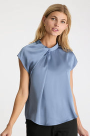 Fleur Drapy Satin Blouse | Dusty Blue | Bluse fra Neo Noir