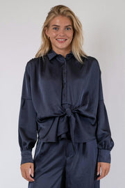 Naja Satin Shirt | Midnight Blue | Bluse fra Neo Noir