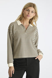 Sara Stripe Polo Blouse | Sand | Bluse fra Neo Noir