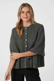 Josei Double Knit Cape | Grey | Strik fra Neo Noir
