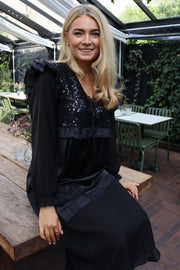 Nor Ls Frill Dress | Black Sequins | Kjole fra Liberté