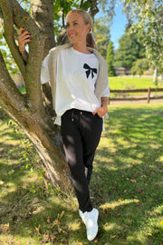 Carol Tee 205698 | Star Off-white w. Black | T-Shirt fra Freequent