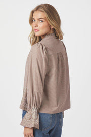 Amara Striped Emb Blouse | Kamel | Bluse von Neo Noir