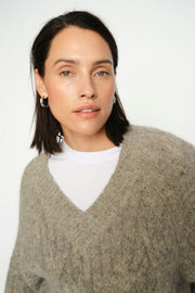 Unnur Hale V-neck Knit | Drizzle | Strik fra Mos Mosh
