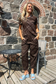 Zelda S/S T-Shirt | Coffee Paisley | Blusser fra Black Colour